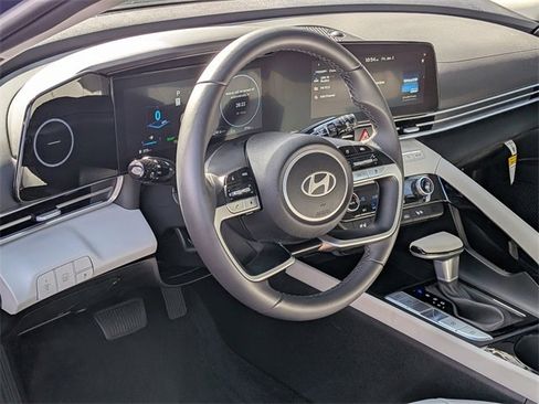 Used 2025 Hyundai Elantra Limited image 14