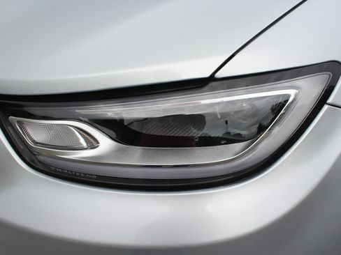 Used 2024 Chrysler Pacifica Select image 13