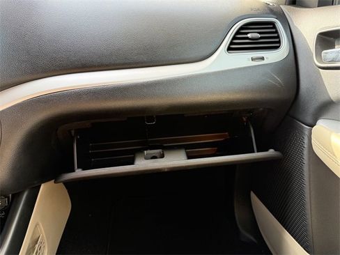 Used 2020 Dodge Journey SE image 30