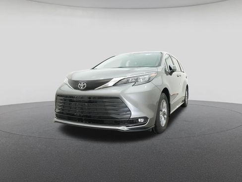 New 2026 Toyota Sienna XLE image 32
