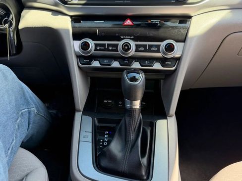 Used 2020 Hyundai Elantra SEL FWD image 17