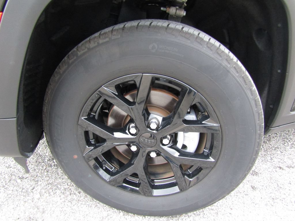 Used 2025 Jeep Grand Cherokee Altitude AWD/4WD image 27
