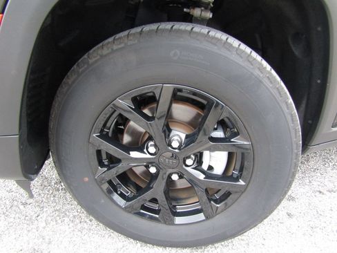 Used 2025 Jeep Grand Cherokee Altitude AWD/4WD image 27