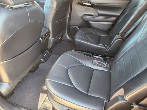 Used 2021 Toyota Highlander XLE image 35