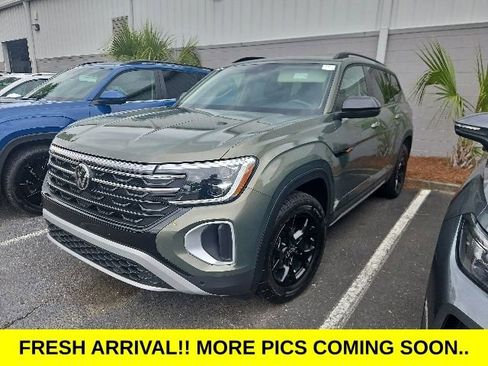 Certified 2025 Volkswagen Atlas Peak Edition SE AWD/4WD image 1