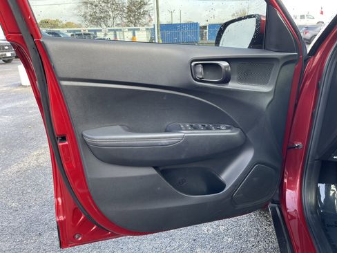 Used 2024 Hyundai Venue Limited image 11