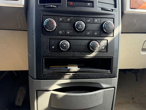 Used 2008 Chrysler Town & Country Touring FWD image 23