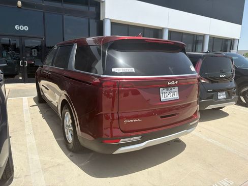 Certified 2024 Kia Carnival LX FWD image 3