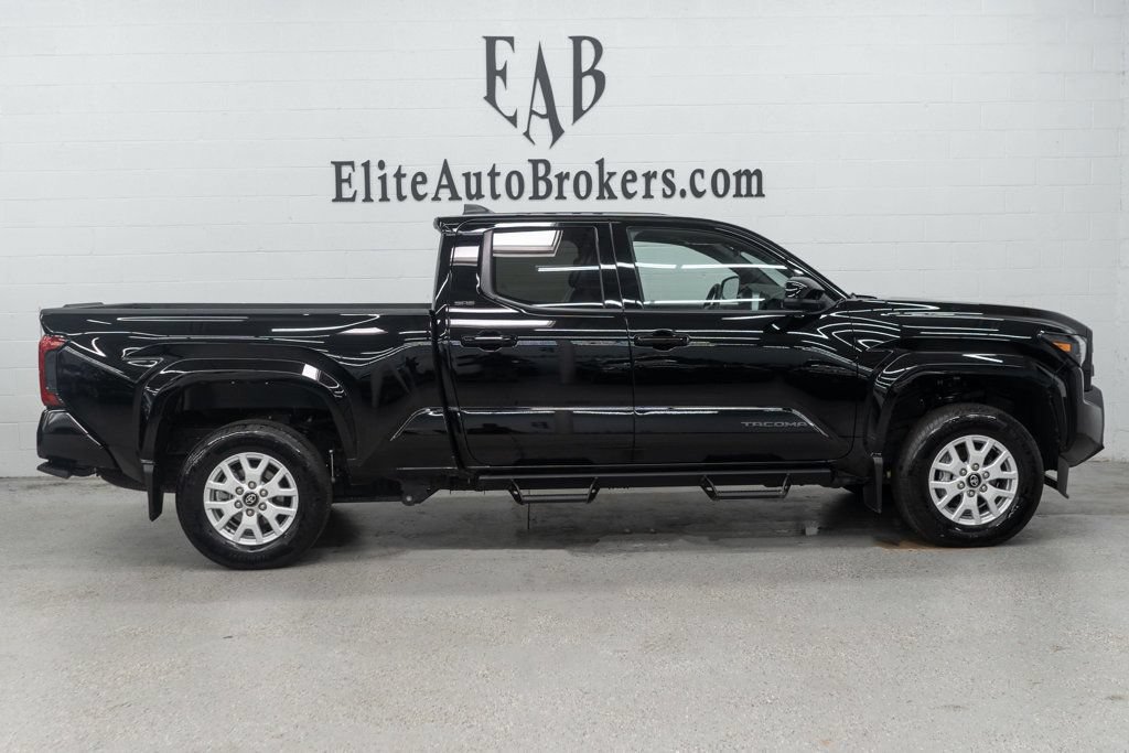 Used 2025 Toyota Tacoma SR5 AWD/4WD image 5
