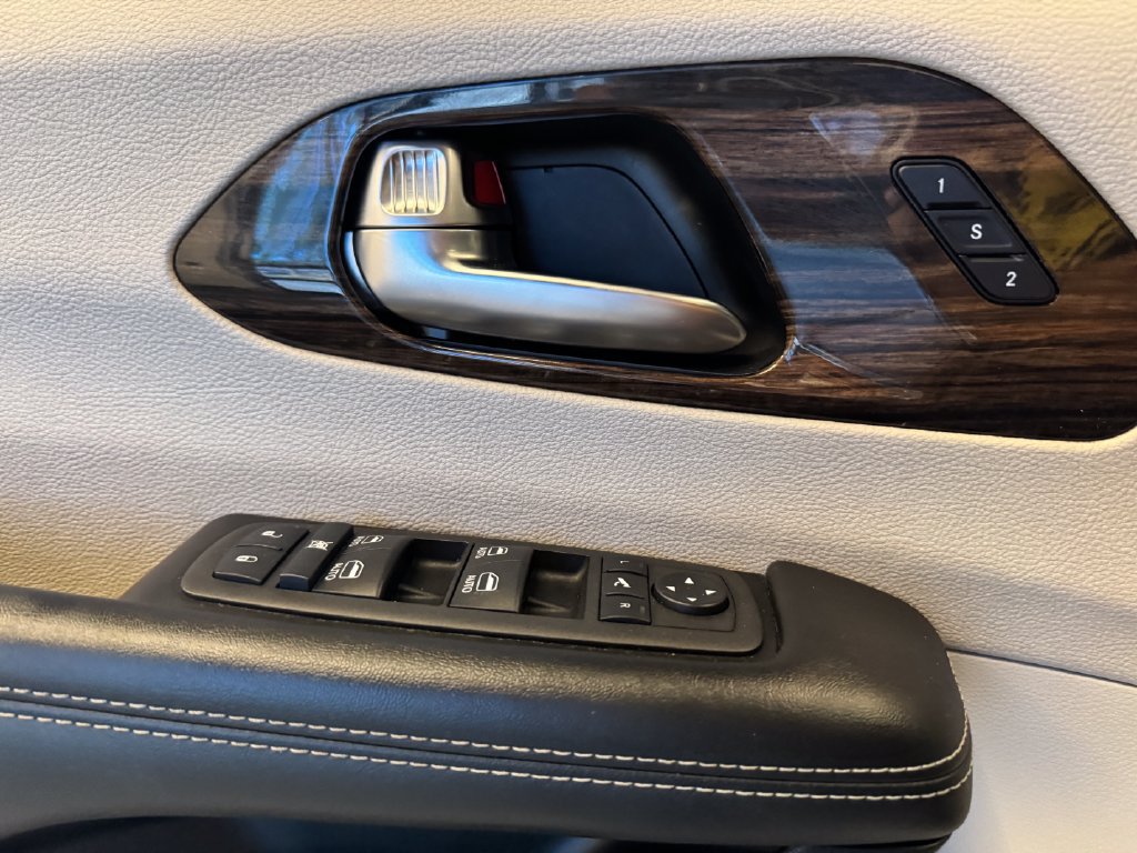 Used 2023 Chrysler Pacifica Limited FWD image 19