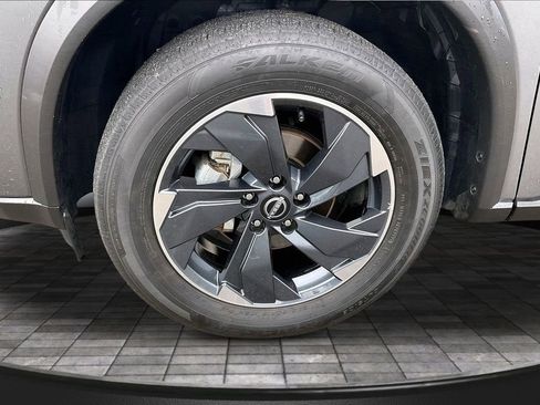 Used 2025 Nissan Rogue SV image 9