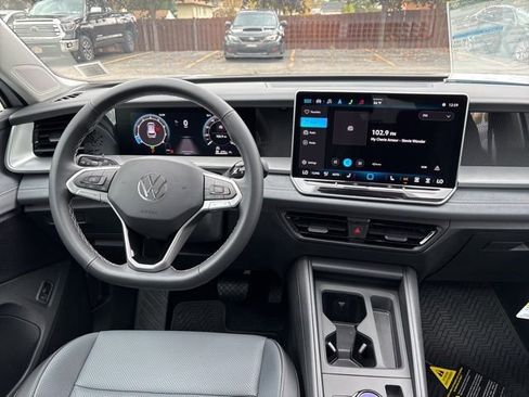 New 2025 Volkswagen Tiguan SE image 10