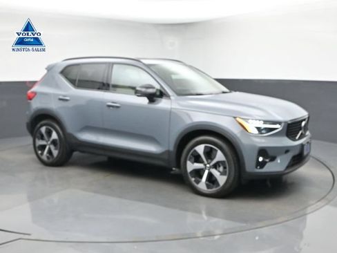 Used 2023 Volvo XC40 B5 Plus w/ Protection Package Premier AWD/4WD image 1