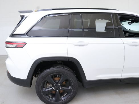 Used 2023 Jeep Grand Cherokee Altitude image 9