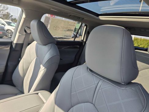 New 2026 Toyota Highlander Platinum image 25