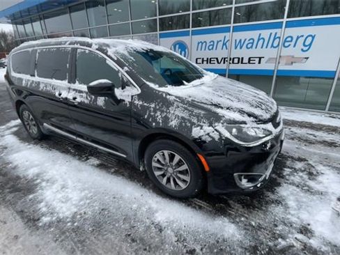 Used 2019 Chrysler Pacifica Touring-L image 2