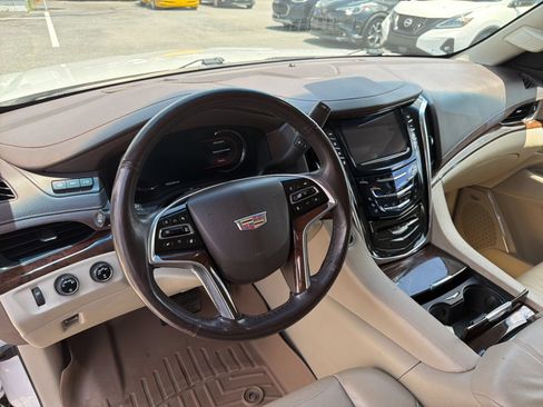 Used 2017 Cadillac Escalade ESV Premium Luxury AWD/4WD image 8