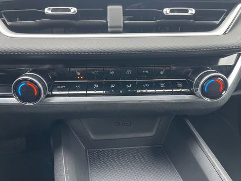 Used 2025 Chevrolet Equinox LT w/ Convenience Package II image 14