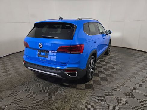 Used 2022 Volkswagen Taos SE w/ Panoramic Sunroof Package image 2