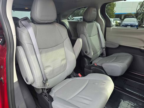 Used 2023 Toyota Sienna Limited image 13