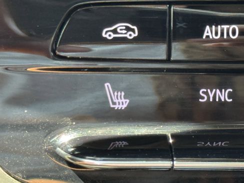 Used 2023 Buick Envision Essence image 12