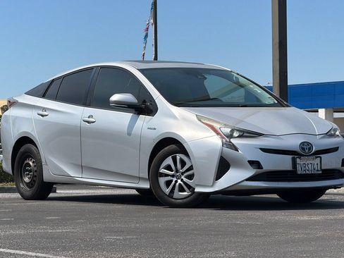 Used 2016 Toyota Prius Four w/ Advanced Technology Package FWD image 2