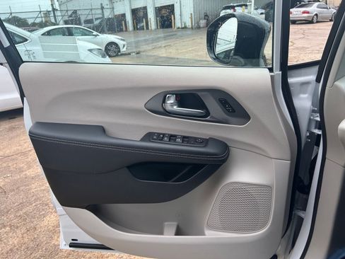 Used 2024 Chrysler Pacifica Touring-L image 21