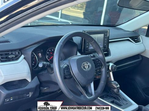 Used 2021 Toyota RAV4 XLE Premium image 12