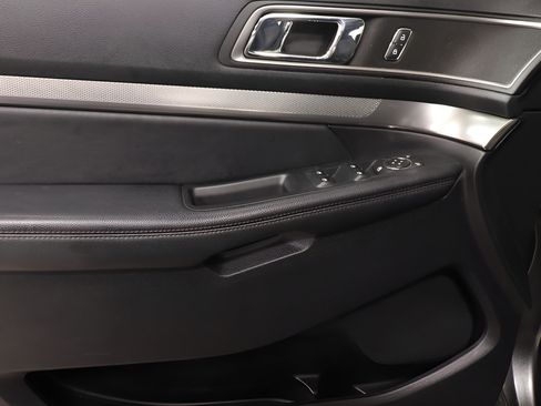 Used 2019 Ford Explorer XLT AWD/4WD image 24