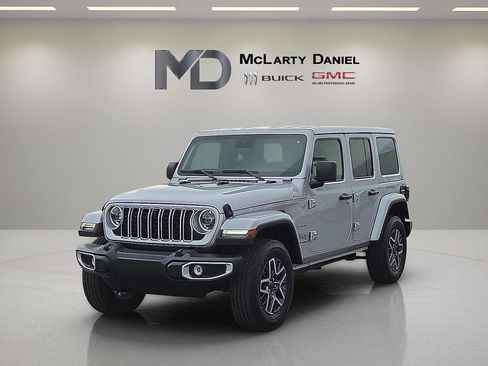Used 2024 Jeep Wrangler Unlimited Sahara w/ Technology Group AWD/4WD image 3