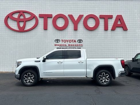 Used 2023 GMC Sierra 1500 SLT w/ SLT Premium Package AWD/4WD image 4