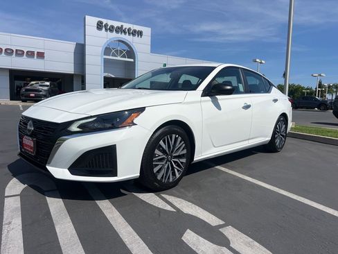 Used 2025 Nissan Altima 2.5 SV image 3