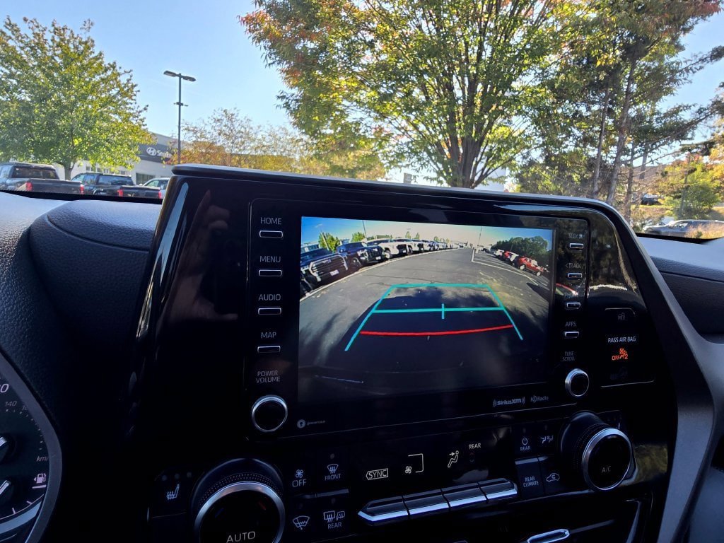 Used 2022 Toyota Highlander XLE AWD/4WD image 30