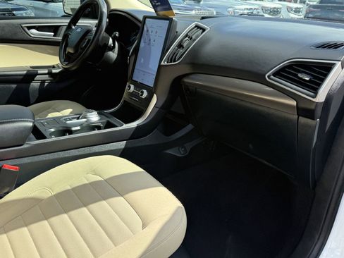 Certified 2024 Ford Edge SE w/ Black Appearance Package AWD/4WD image 9