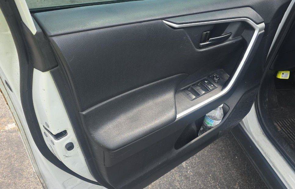 Used 2019 Toyota RAV4 LE FWD image 9