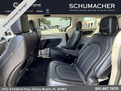 Used 2023 Chrysler Pacifica Touring-L FWD image 12