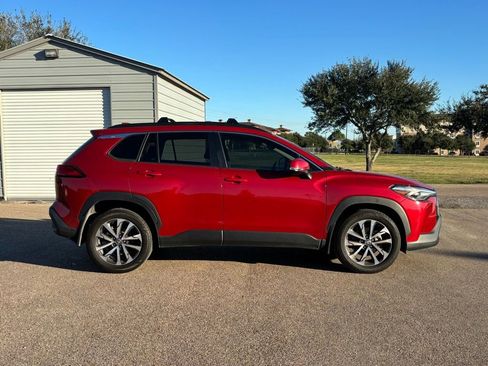 Used 2022 Toyota Corolla Cross XLE image 4