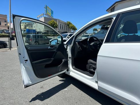 Used 2019 Volkswagen e-Golf SE w/ Driver Assistance Package FWD image 9