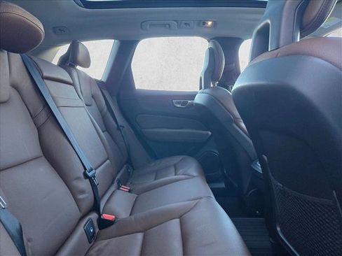 Used 2018 Volvo XC60 T5 Momentum w/ Vision Package image 15