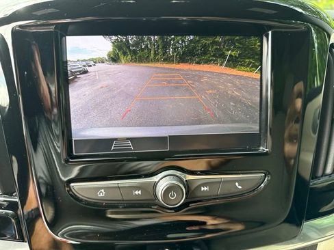 Used 2022 Chevrolet Traverse LS FWD image 16