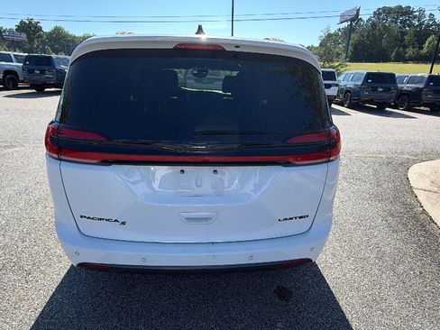 Used 2025 Chrysler Pacifica Limited FWD image 9