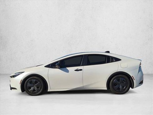 Used 2025 Toyota Prius LE FWD image 9