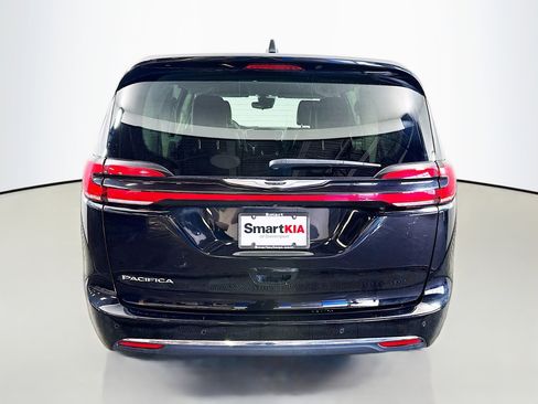Used 2024 Chrysler Pacifica Touring-L FWD image 6