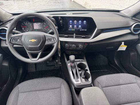 Used 2025 Chevrolet Trax LS image 26