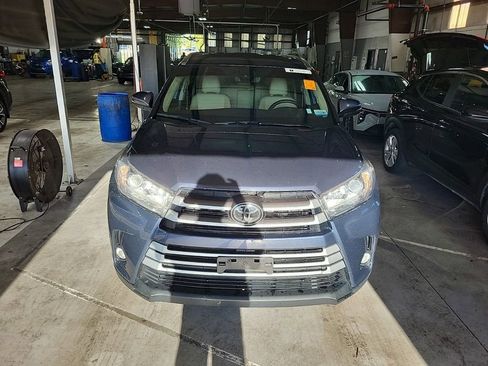 Used 2018 Toyota Highlander XLE AWD/4WD image 2
