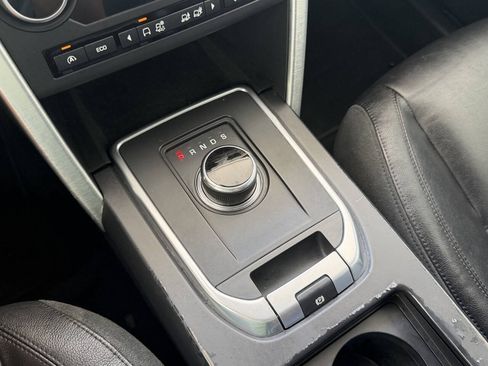 Used 2017 Land Rover Discovery Sport SE AWD/4WD image 16