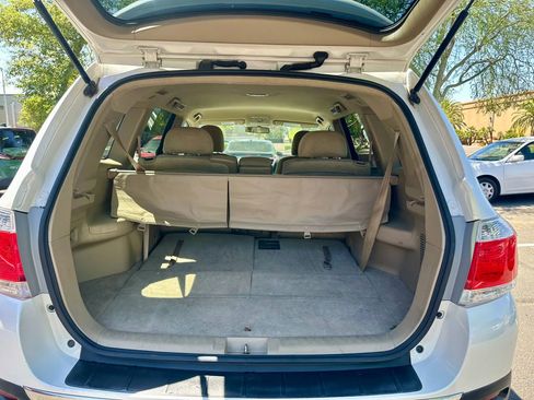 Used 2012 Toyota Highlander FWD w/ Tech Pkg image 18