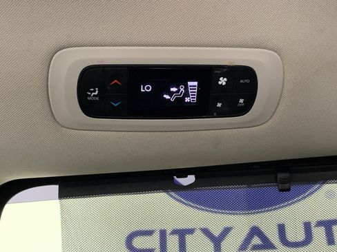 Used 2020 Chrysler Pacifica Touring w/ Tire & Wheel Group FWD image 30
