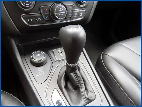 Used 2019 Jeep Cherokee Latitude Plus w/ Comfort/Convenience Group AWD/4WD image 18