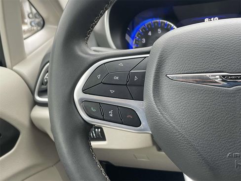 Used 2023 Chrysler Pacifica Touring-L image 21